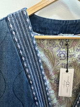 Load image into Gallery viewer, Embroidered Hem Quilted Vest
